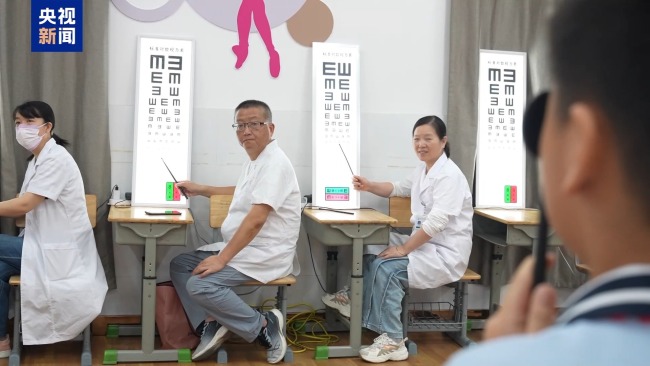 跟踪重点对象，中小学校要在健康体检或视力监测中重点关注每年近视度数增长超过50度或眼轴长度增长超过0.2毫米的学生，中小学校要及时向家长反馈学生近视度数增长过快等情况。