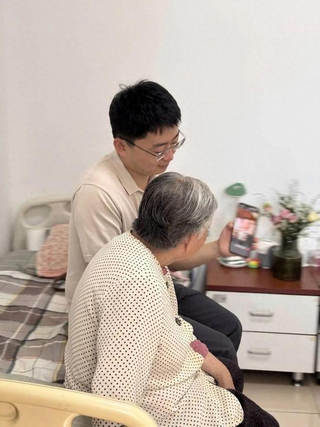 小伙300元1小时兼职做共享儿女 填补子女缺席的温暖时光