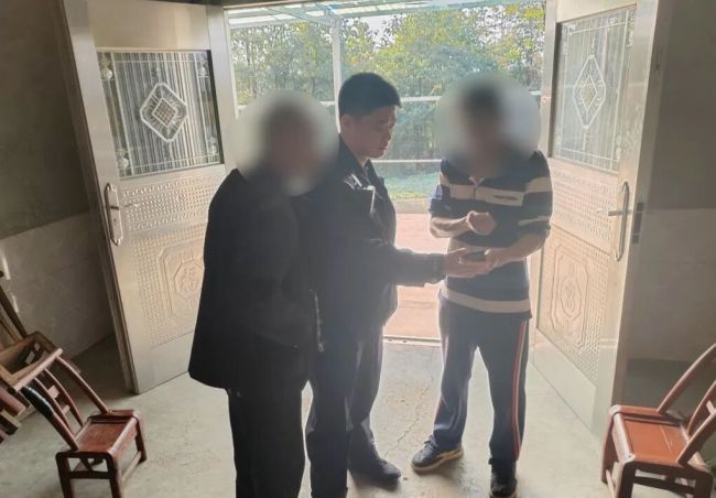 男子把银行卡藏鞋里寄出 父亲报案