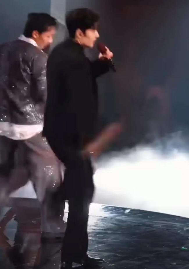肖战演唱会花篮 巧思话筒造型引热议