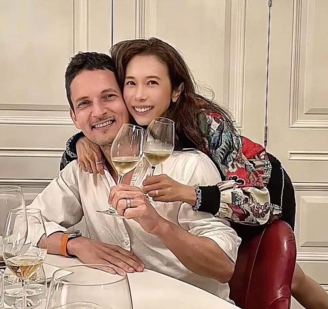 莫文蔚结婚15周年携老公亮相证券配资公司，牵手合影：“明年相识40年，仍像初恋” 优雅女人的最佳模样