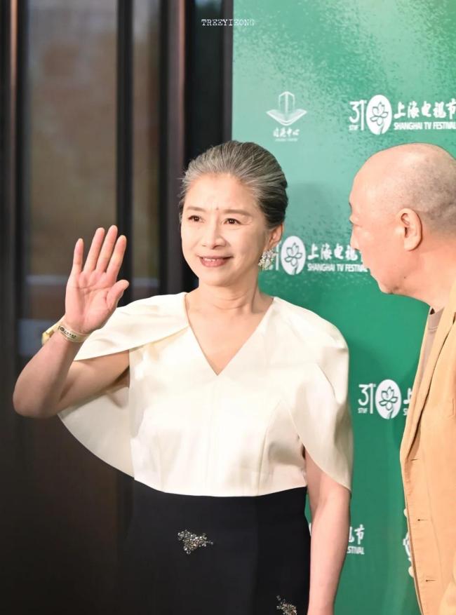 长征晚会里的云南高光 迟蓬演绎无声感动