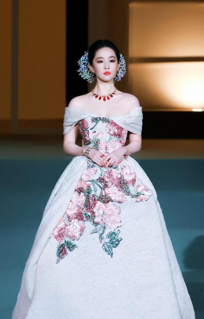 刘亦菲VOGUE下班边走边咳嗽 带病完成红毯展现敬业态度