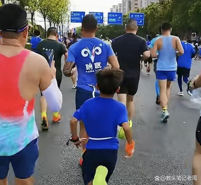 男子栓绳子牵拉9岁儿子跑马拉松