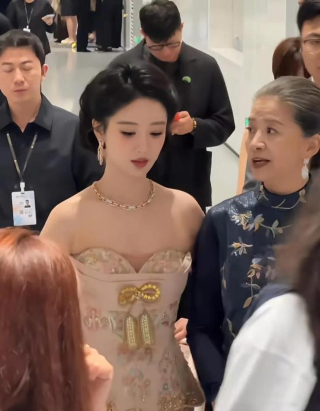 长征晚会里的云南高光 迟蓬演绎无声感动