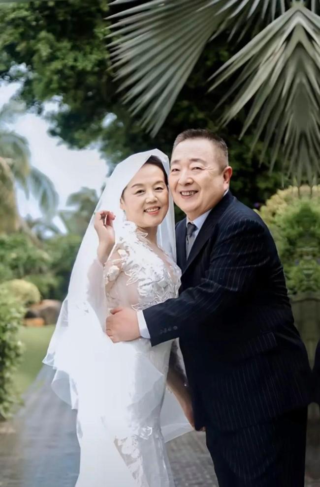 70岁董浩叔叔与妻子补拍婚纱照 迟来的爱与承诺