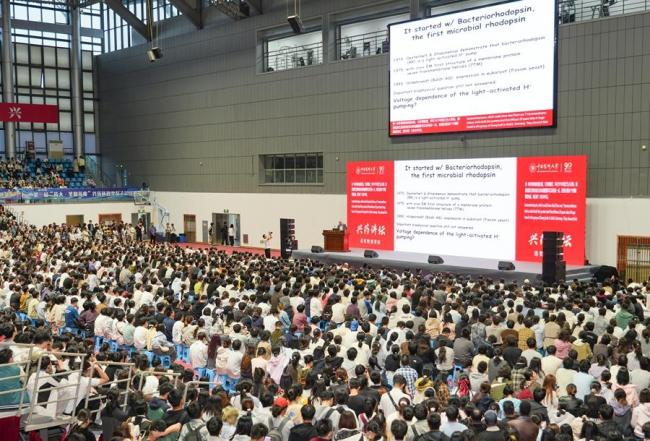 诺奖得主内格尔现身河南高校开讲 分享光遗传学前沿