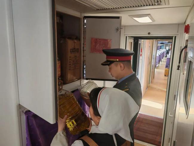 本次列车晚点11小时3分:地震引发青藏铁路多趟列车滞留