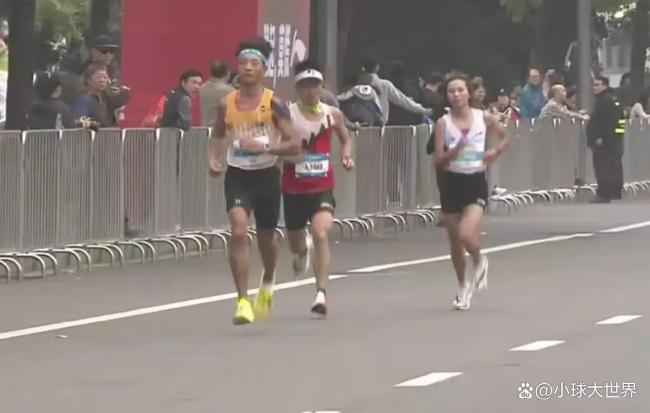 张水华获成都马拉松亚军 与冠军精彩对决引发热议