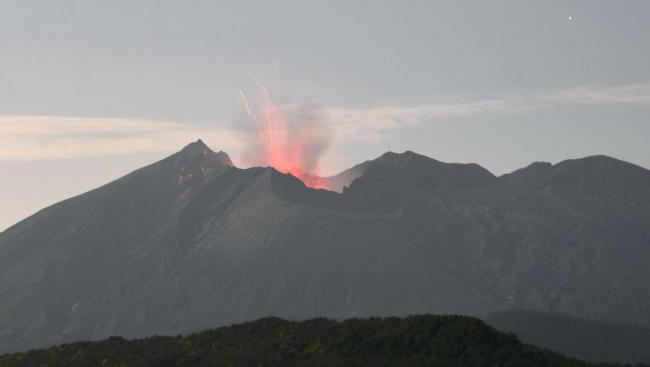 日本鹿儿岛县火山喷发 烟雾最高至1800米 暂无人员伤亡报告