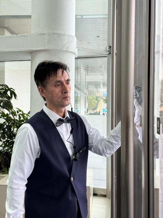 商场保洁大叔撞脸明星高颜值出圈，路人评价 认脸现场热议不断