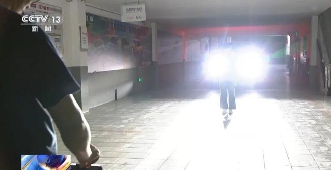 电动自行车车灯强光晃眼致男子摔倒安全隐患引关注_中华网(图1)