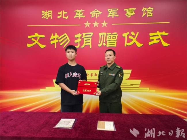 武汉沦陷日88周年前夕 江苏15岁少年跨越700多公里来汉捐赠侵华日军物证 青年学生守护历史