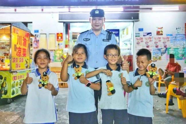 4名小学生街头轮番安慰4岁小孩