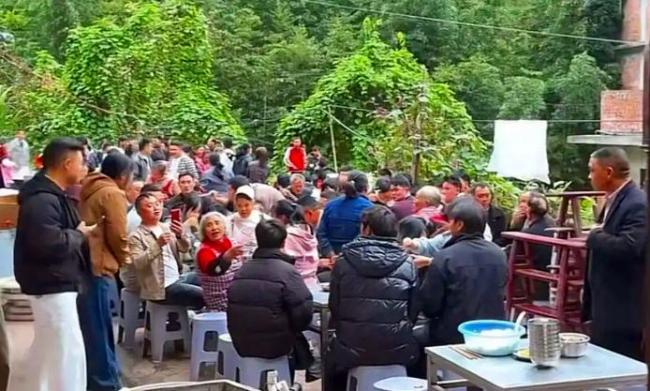邀全网喝喜酒小伙家里布置1万枝玫瑰 善意汇聚小山村