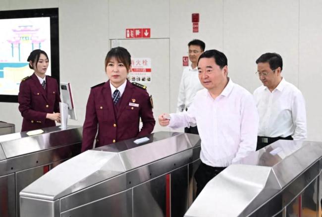 辽宁省委书记省长乘地铁与乘客交流