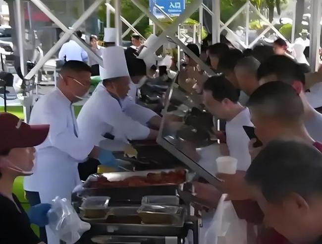 贵阳五星级酒店摆摊卖美食一下午卖了6万 经理：面子不值钱