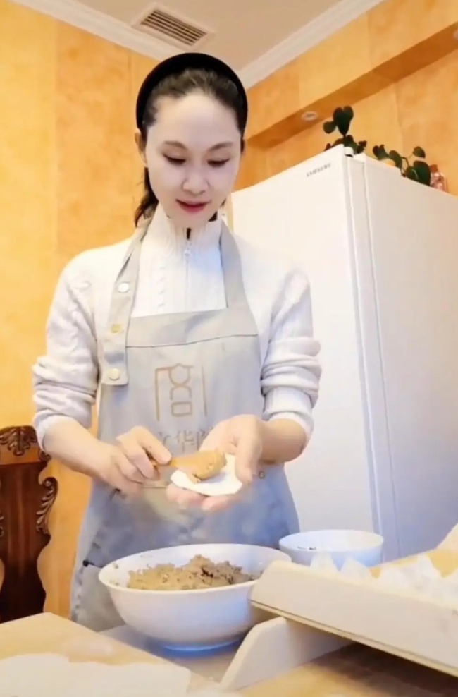 于文华立冬包饺子 五种福气馅迎冬