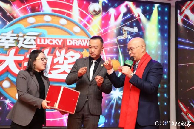 加达尔集团董事长赵爽亲情献唱,一首《兄弟抱一下》唱出赵总的感恩之