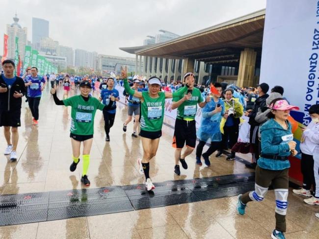 2021青岛国际马拉松鸣枪开跑，青啤人以青春和激情扮靓“中国最美赛道”