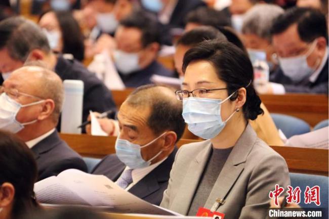 1月23日，山东省第十三届人民代表大会七次会议在济南开幕。与会代表、委员认真听取会议。　沙见龙 摄