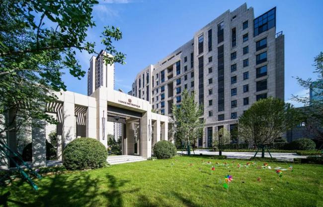 对望"山,河,湖,泉,城"五指山,紧邻绸带公园东南侧——一座大都会万科