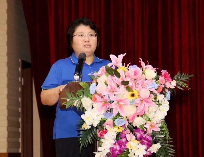 得利斯集团创新半年工作总结方式,董事长郑思敏全程参加"四段"会议