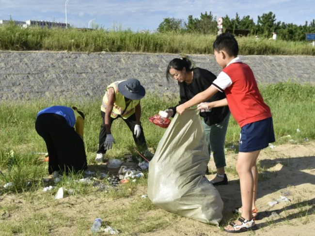 青岛西海岸新区组织开展“守护美丽海湾 我们在行动”垃圾清理志愿服务活动
