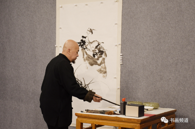 水润清透 酣畅淋漓——著名画家方土以"打竖画"方式现场创作《与兰