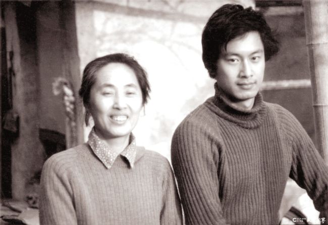 马路出国前和母亲的合影1982年春副本 拷贝.jpg