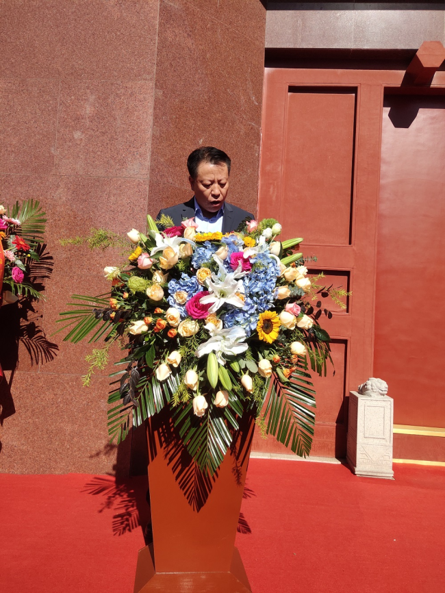 崔子范美术馆党组书记,馆长胡克宇同志主持活动开幕式