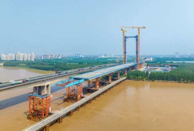 山东高速路桥集团自主研制的全国首例履带式顶推设备，在京台高速黄河特大桥成功应用