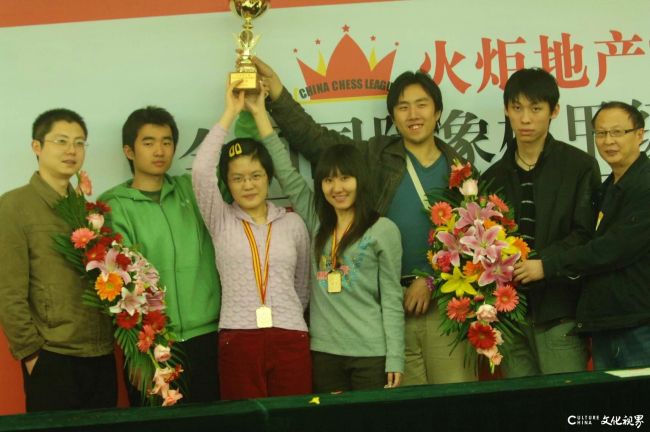 登顶2025中国国际象棋团体锦标赛，山东外国语职业技术大学冠名的山东男队创造历史