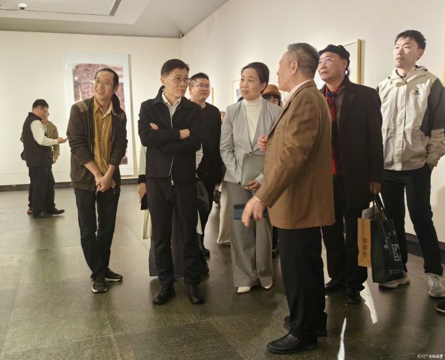 广州市委宣传部杜新山部长、省美协林蓝主席等观看展览.jpg