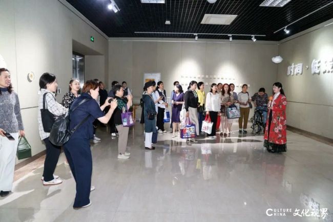 济南老年人大学美育课堂走进山东省文化馆，体味低碳理念与现代艺术融合之美
