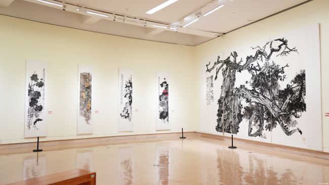 “花开盛世——孙成刚大写意花鸟画全国巡展（西安站）”昨日在陕西省美术博物馆开幕