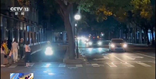 电动自行车前部加装远光灯安全危害大，专家提醒：引发事故可获刑