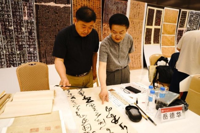 12 王岳川教授指导学员临摹-1