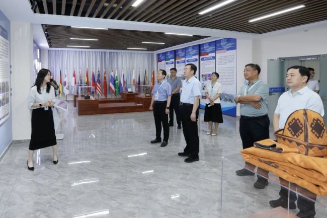 潍坊市政协主席李爱杰率调研组到潍坊职业学院调研指导工作