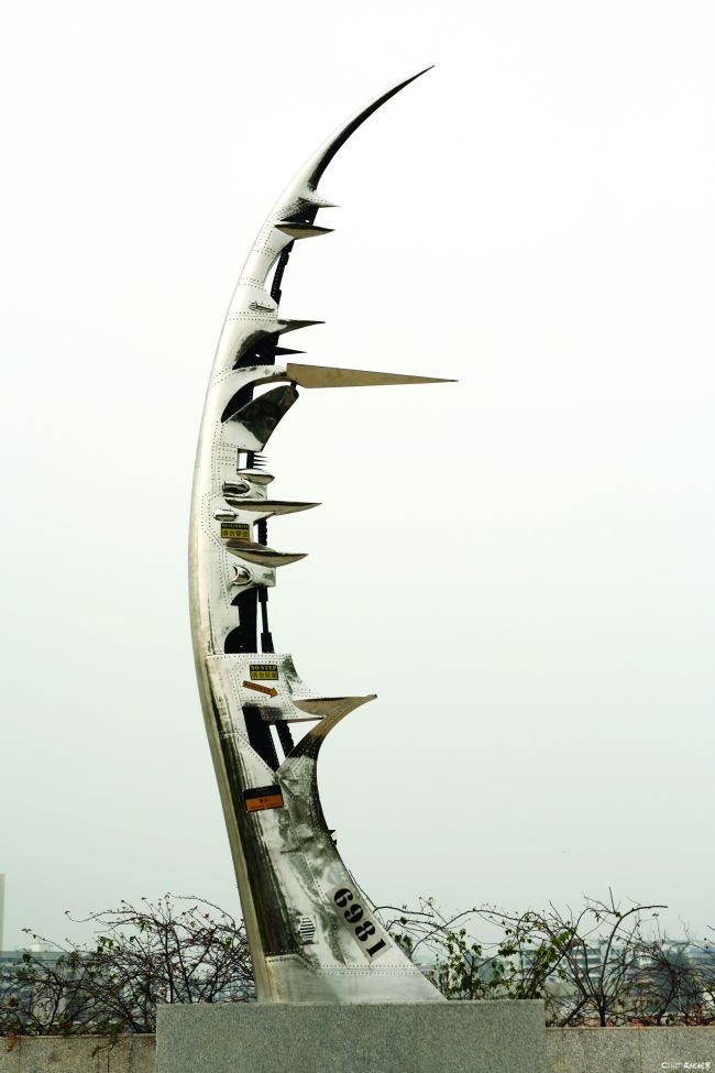 05《鳍7》 不锈钢 500×150×60（厘米） 2006 惠州.jpg