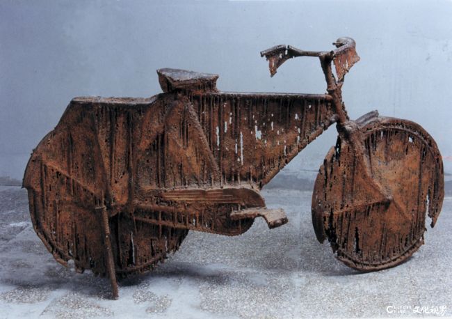 02《自行车》钢 长195厘米 1998.jpg