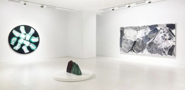顾黎明山水的痕迹学：当代化的山水符码、绘画性的笔痕语法与材料间的虚实掩映相互渗透交融