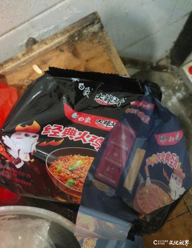 河南一网友称在白象大辣娇火鸡面里发现有蛆，怀疑酱料包有问题，白象食品尚未回应