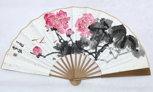 【DeepSeek谈艺】陈灵均·写意花鸟扇面 | 笔墨裁风月 盈尺见精神