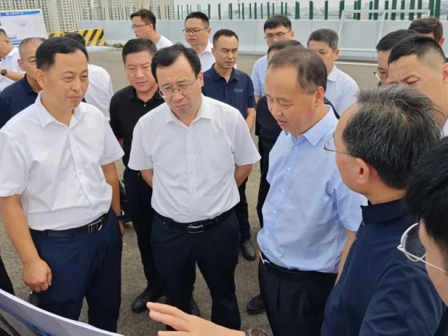 山东铁投集团党委书记、董事长王卫中，党委副书记、总经理高立平到烟台调研并开展送清凉活动