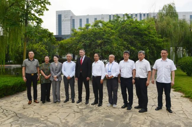 乌兹别克斯坦共和国传统医学科学与实践中心主任贾姆希德·米拉希莫夫一行到山东步长制药参观交流