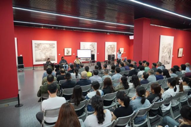 “山外——当代山水画作品展”艺术分享会暨何加林学术讲座昨日在淮安市美术馆举办