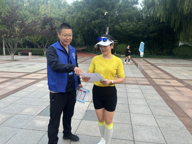 青岛城阳：“分行者”宣讲团进雕塑文化园，垃圾分类普法活动绘就绿色文明
