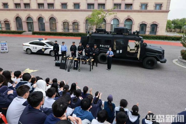 零距离体验特警装备！城阳区检警联合普法进校园