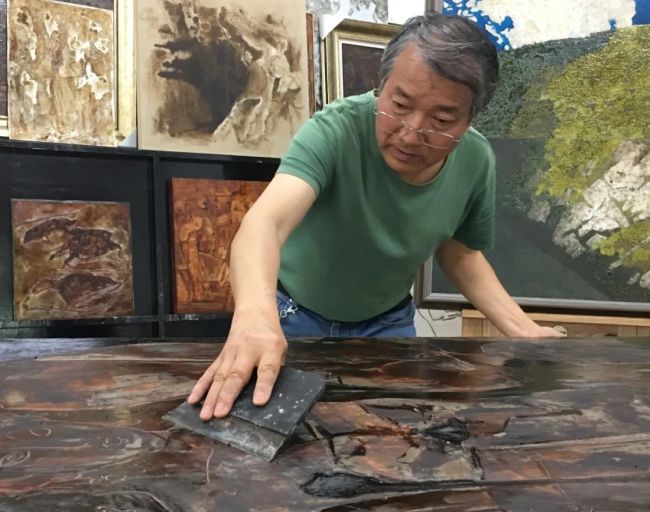 “分叉:树——陈恩深当代漆画展”昨日在四川美术学院美术馆开幕